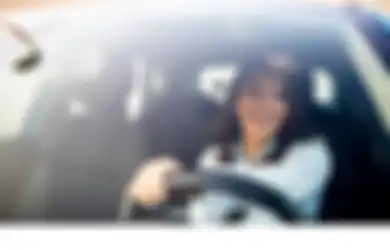 Awas, Jangan Pernah Gunakan 5 Fashion Item Ini Saat Menyetir Mobil!
