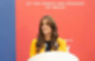 Acara di Birmingham, Kate Middleton Tampil Smart Casual Pakai Blazer Kuning