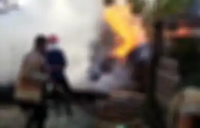 Hatinya Remuk Ditinggal Istri Mendua, Pria 60 Tahun Depresi hingga Bakar Tumpukan Kayu Palet di Dalam Gudang