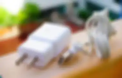Pakai 3 Bahan Alami Ini untuk Bersihkan Charger HP yang Kotor!