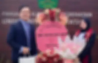 Viral di TikTok Asmara Mahasiswi Bimbingan Skripsi dengan Tunangan Sendiri, Beredar Foto Tunangan Resmi dengan sang Dosen