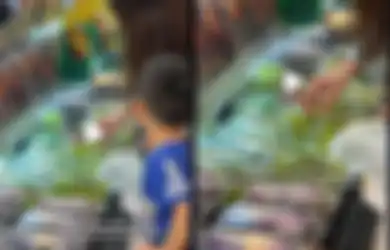 Bikin Gedeg! Emak-emak Seenak Jidat Comot hingga Pilah-pilih Anggur di Supermarket, Videonya Viral di TikTok