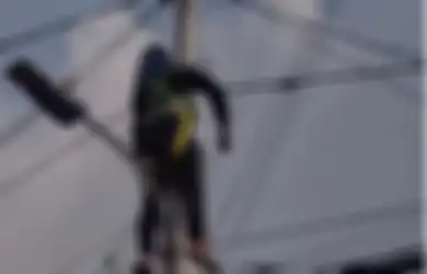 Nyaris Kehilangan Nyawa, Ini Detik-detik Petugas PLN Tersetrum saat Bekerja, Tubuhnya Tergelantung di Tiang Listrik Selama Setengah Jam 