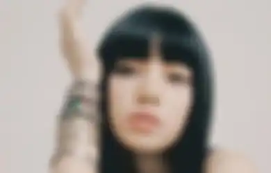 Lisa Rayakan 1 Miliar Streaming Lagu Money dengan Masak Makanan Thailand