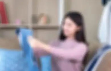 Arti Mimpi Dikasih Baju Sama Perempuan, Benarkah Terkait Kesehatan?