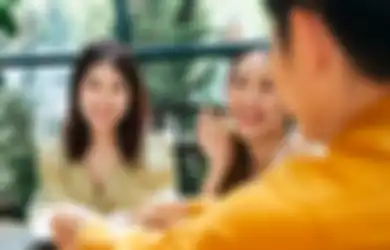 Coba Lakukan 5 Hal Ini Kalau Teman Ternyata Suka Sama Pacar Kita