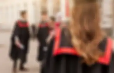 Bestie-mu Lulus Kuliah? Ini 5 Inspirasi Hadiah buat Teman yang Baru Wisuda