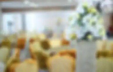 Foto Bareng Rombongan Emak-emak, Momen Pelaminan Roboh Ini Langsung Viral di TikTok: Renyah Bunyinya...