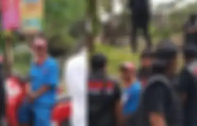 Yosep Tertawa dan Acungkan Jempol saat Rekontruksi, Gelagat Suami Mimin Bikin Kakak Tuti Emosi: Orang Gila!