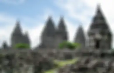 Apakah yang Menyebabkan Perpindahan Kerajaan Mataram Kuno ke Daerah timur Pulau Jawa?