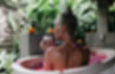 10 Arti Mimpi Mandi di Tempat Terbuka dan Dilihat Orang Lain