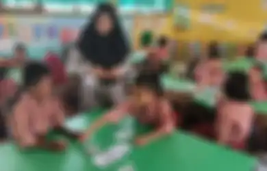 Seorang Guru Memperhatikan bahwa Banyak Siswa di Kelasnya Sulit Bekerja Sama dalam Tugas Kelompok, Apa yang Harus Dia Lalukan?