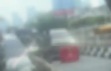 Video Mobil Mewah Nekat Terobos Jalur Busway di Mampang Viral di TikTok, Aksinya Digagalkan oleh Anggota TNI