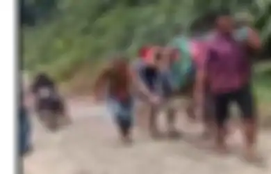 Kisah Wanita Warga Jorong Rurapotontang Melahirkan di Tengah Jalan, Warga Menandunya Pakai Sarung