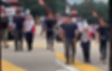3 Kakak Lelaki Kompak Jemput Adik Perempuannya Pulang Sekolah, Gayanya Bak Bodyguard Tunggu Depan Gerbang Viral di TikTok