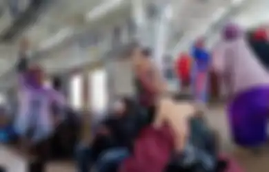 Ditonton 1,5 Juta Kali, Video Emak-emak Fashion Show di KRL Viral di TikTok: Tolong Emak Siapa Ini 