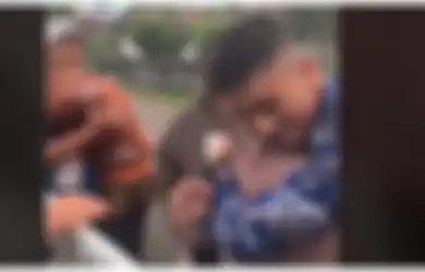 Sujud Syukur di Kaki sang Ibu, Viral di TikTok Kisah Kakak Beradik di Bengkulu yang Lolos Bintara Polri