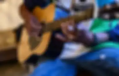 7 Ide Hadiah untuk Suami yang Hobi Bermain Musik, Dijamin Bikin Suami Kesengsem!