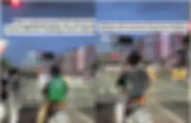 Bikin Mewek Berjamaah, Video Kebaikan Ojol Beri Tumpangan Gratis untuk Manusia Silver Viral di Medsos