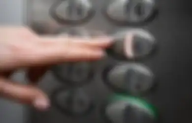 1 Jam Terjebak Sendirian di Dalam Lift, Wanita Alami Panic Attack, Endingnya Bikin Iba