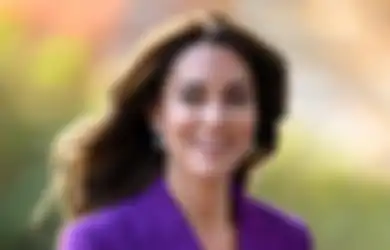 Fashion Kate Middleton Bergaya Formal Pakai Setelan Ungu. Stunning!