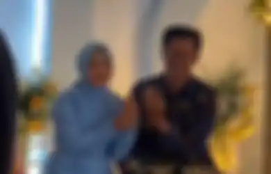 Seorang Mahasiswi Tiba-tiba Dilamar Sang Dosen Sehari Sebelum Sidang Skripsi, Kisah Cinta Beda Usia Ini Langsung Viral di TikTok