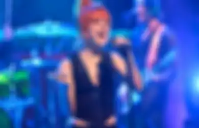 Hayley Williams Sindir Bakal Pecat Kru Kembang Api yang Salah Timing di Konser
