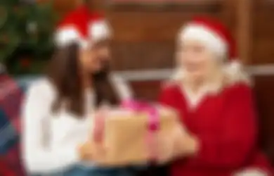Salah Satunya Selimut Hangat, Berikut 19 Inspirasi Hadiah Natal untuk Nenek Terkasih