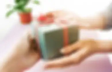 7 Inspirasi Hadiah saat Ketemu Calon Mertua, Bikin Momen Makin Istimewa dan Berkesan