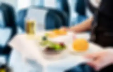 5 Makanan Terburuk yang Bisa Bikin Kita Begah Pas Naik Pesawat