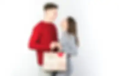 Ayang Kerja di Bank? Berikut 17 Rekomendasi Hadiah yang Cocok Untuknya, Salah Satunya Kacamata
