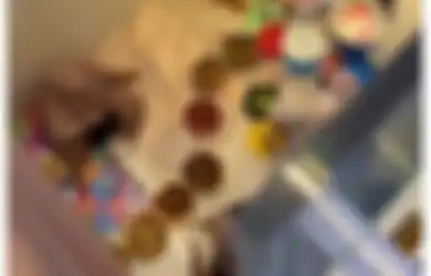 Viral! Bukannya Piknik di Alam Terbuka, Emak-Emak Ini Malah Gelar Tikar hingga Bawa Rantang Isi Lauk di dalam Mall