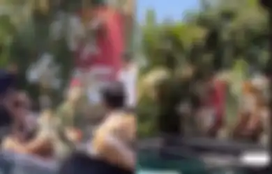 Panggung Pelaminan Ambruk Viral di TikTok, Dijadikan Momen Photoshot Dalam Air Setelah Pengantin Tercebur ke Kolam Renang