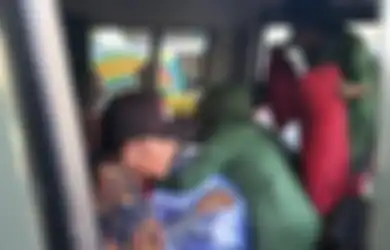 Suaminya Gugur Ditembak KKB Papua, Viral Momen Istri Kopda Hendrianto Menangis Histeris Peluki Peti, Singgung soal Janji