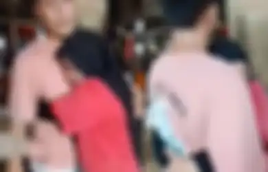 Viral Ibu Manangis Haru Peluk Pemuda yang Mirip Almarhum Anaknya, Minta Agar Tak Pergi, Warganet: yang Sabar Bu