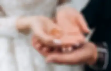 4 Weton Paling Realistis yang Menikah Karena Uang Menurut Primbon Jawa