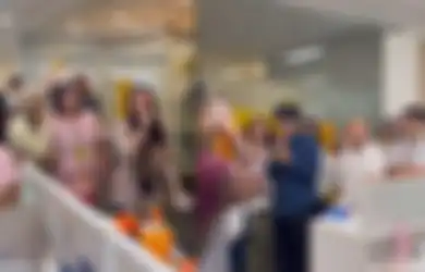 Viral di TikTok Momen Pria Lamar Pujaan Hati di Tempat Kerja, Teman Sekantor Kompak Ikut Terlibat