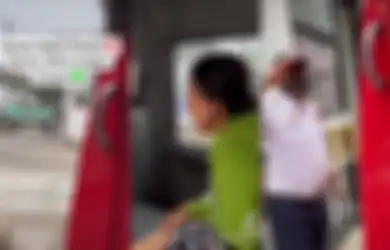 Viral di TikTok Wanita Sewa Angkot untuk Dinaiki Karena Kesusahan Dapat Taksi, Satpam Komplek Sempat Kebingungan