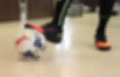 8 Ide Hadiah Menarik untuk Suami Pecinta Futsal, Dijamin Bikin Paksu Kegirangan!