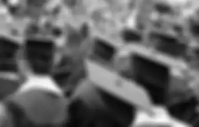 Blusukan Sampai Kebun, Mahasiswi Ini Kejar Dosen Hanya untuk Minta Tanda Tangan Demi Cepat Wisuda, Akhirnya Viral di TikTok