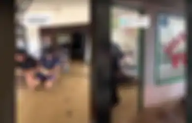 Banjir Tetap Buka, Pembeli Warteg di Bandung Santai Makan Meski Kaki Terendam Air, Videonya Viral di TikTok