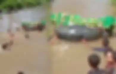 Keranda Diangkut Pakai Ban Mobil, Viral Warga Nekat Seberangi Sungai Demi Antar Jenazah, Kepala Desa: Tidak Ada Akses Jembatan