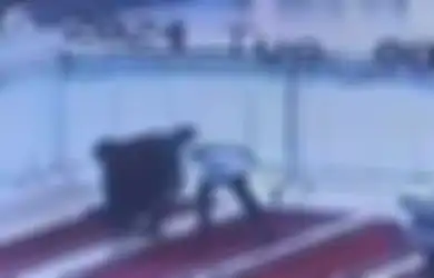 Terekam CCTV Aksi Tak Senonoh Bocah SMP pada Perempuan yang Tengah Shalat di Masjid, Pengurus Langsung Lakukan Tindakan Ini