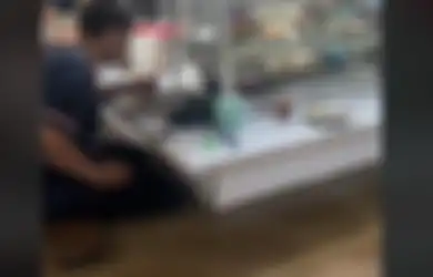 Padahal Setengah Badan Terendam Banjir, Video Pelanggan Warteg di Bandung Tetap Asyik Makan Ini Viral di TikTok