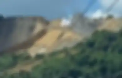 Beda dari yang Lain! Baliho Caleg Dipajang di Atas Gunung yang Sepi, Penampakannya Viral di TikTok