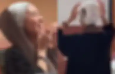 Lupa Pakai Ciput, Wanita Berhijab Ini Malah Gunakan Popok Sebagai Gantinya, Videonya Viral di TikTok