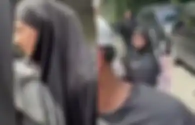 Detik-detik Irish Bella Datang ke Rumah Duka Ayah Ammar Zoni, Hadir Bersama sang Ibunda