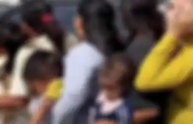 Aksi emak-emak Nekat Bonceng 7 Viral, Tak Pakai Helm hingga Bawa 2 Balita, Alasan Diungkap Setelah Kena Tilang