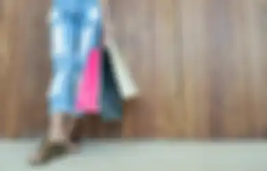 10 Rekomendasi Hadiah untuk Ibu yang Doyan Shopping, Dijamin Bikin Mamah Bahagia!