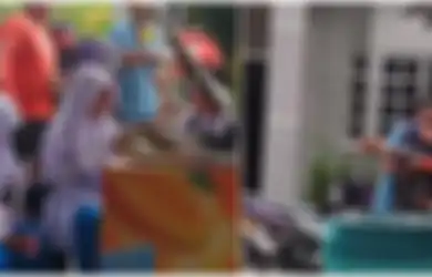 Rela Sujud di Kaki Ibu Kandung, Tangis Ibu Sambung Pilu Anak Angkatnya Diambil Paksa Viral, Sudah 13 Tahun Dirawat